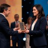 Premio de madera de caoba personalizado para certamen elegante